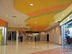Разноцветные потолки в торговом комплексе