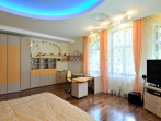 детская комната с неоновой подсветкой потолка