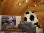 комната футбольного фаната в доме из бруса