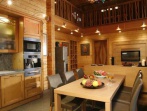 современная кухня в деревянном доме